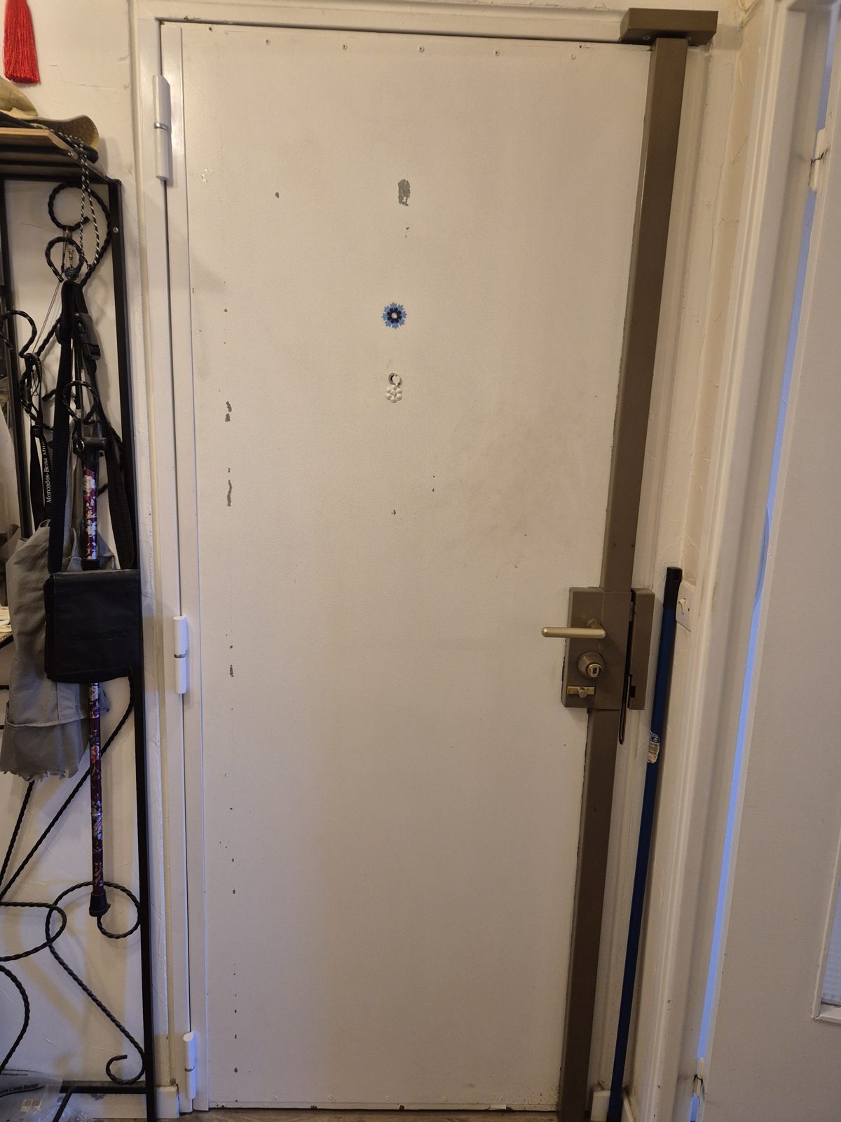 Porte blindée réalignée après pose d'une barre pivot