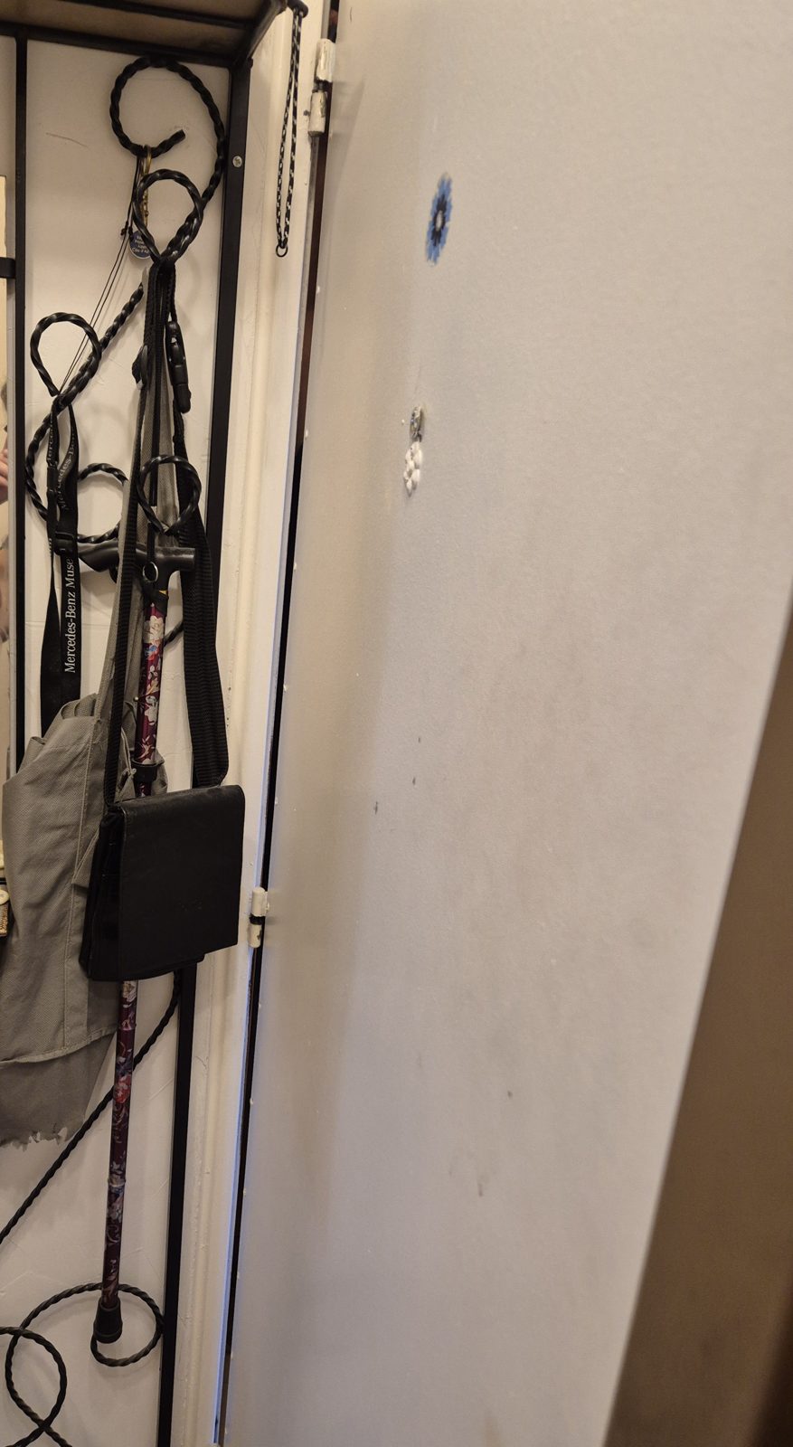 Porte blindée ouverte, avant intervention, avec ses gonds d'origine visibles
