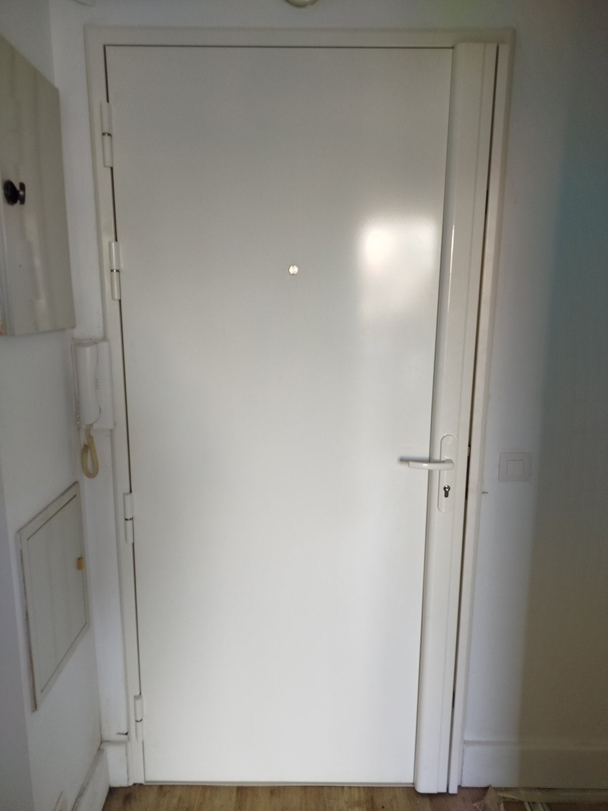 Porte d'entrée blindée après intervention, vue de l'intérieur, avec profilé de protection côté serrure