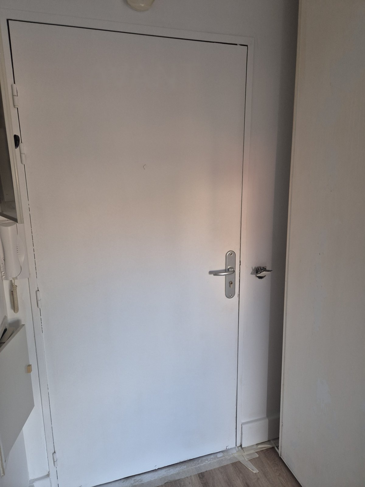 Porte d'entrée d'appartement avant blindage, vue de l'intérieur