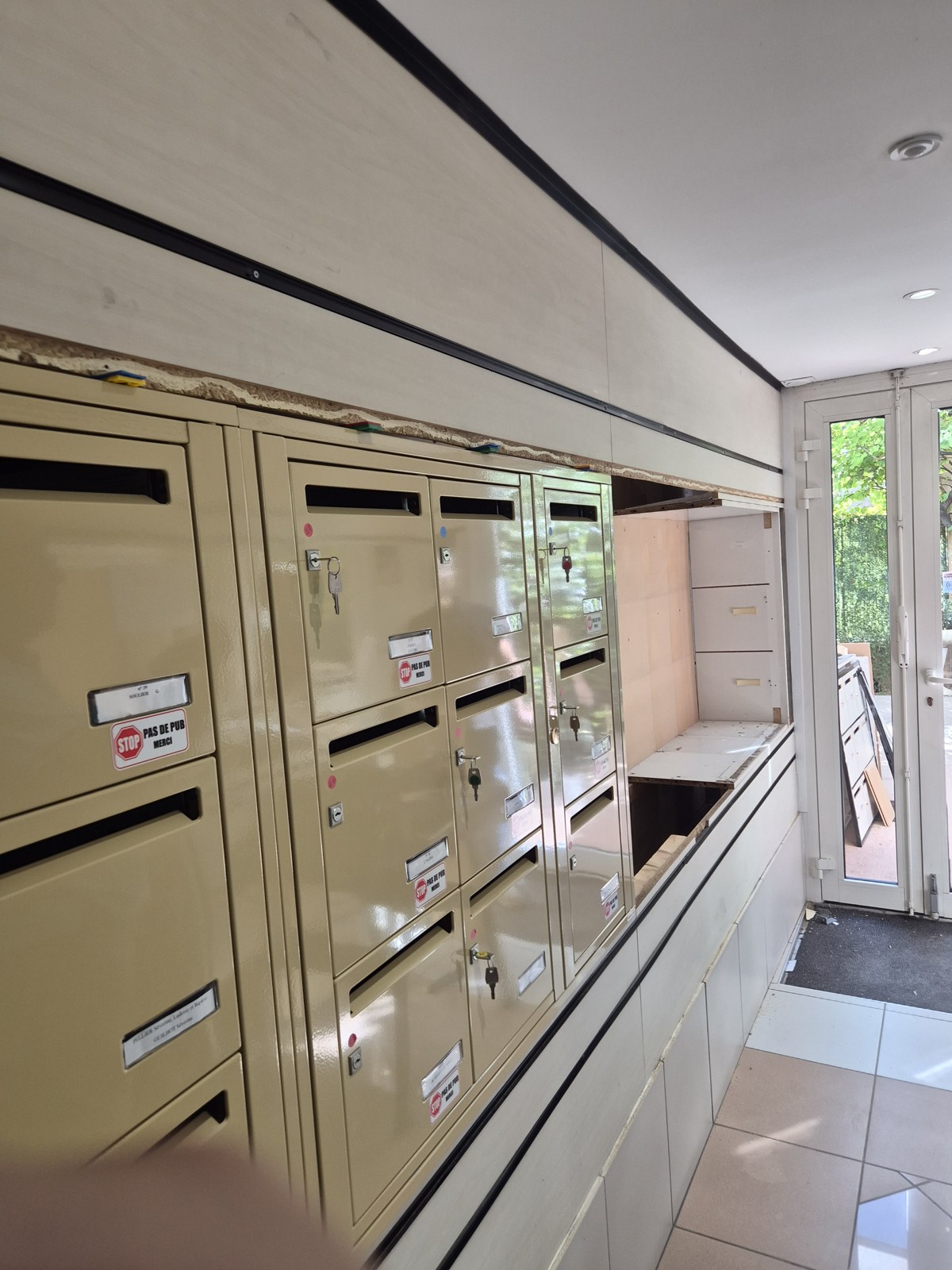 Nouveaux blocs de boîtes aux lettres installés dans le hall de la résidence