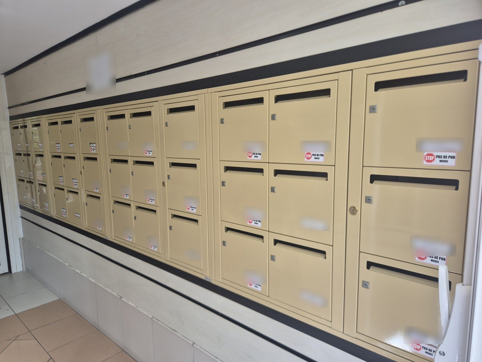 Nouveaux blocs de boîtes aux lettres installés dans une résidence