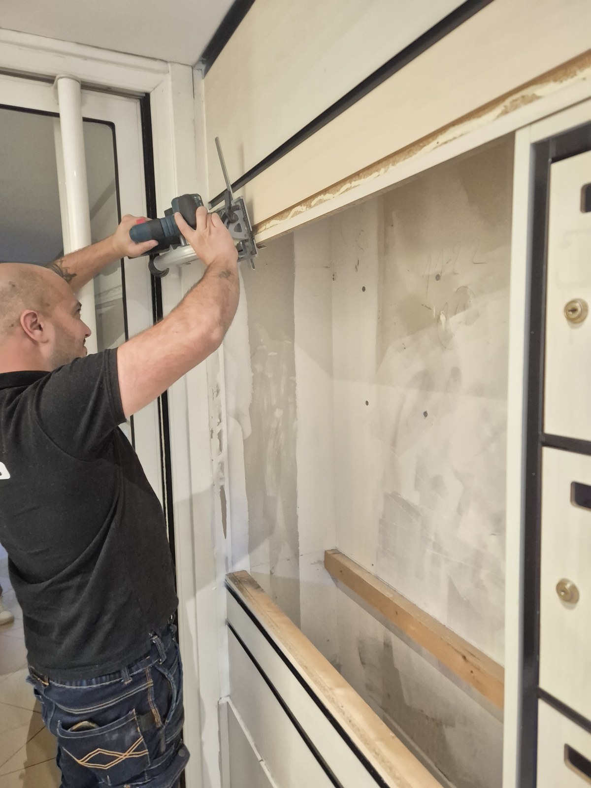 Découpe et dépose de l'ancien bloc de boîtes aux lettres en cours d'intervention