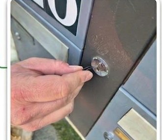 Clé cassée dans la serrure d'une boîte aux lettres, avant extraction