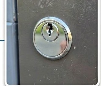 Nouveau cylindre de serrure installé sur la boîte aux lettres