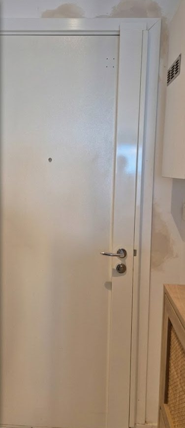 Porte d'entrée remise en état avec bâti reconstruit et nouvelle serrure