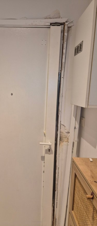 Porte d'entrée défoncée, avec bâti arraché côté serrure