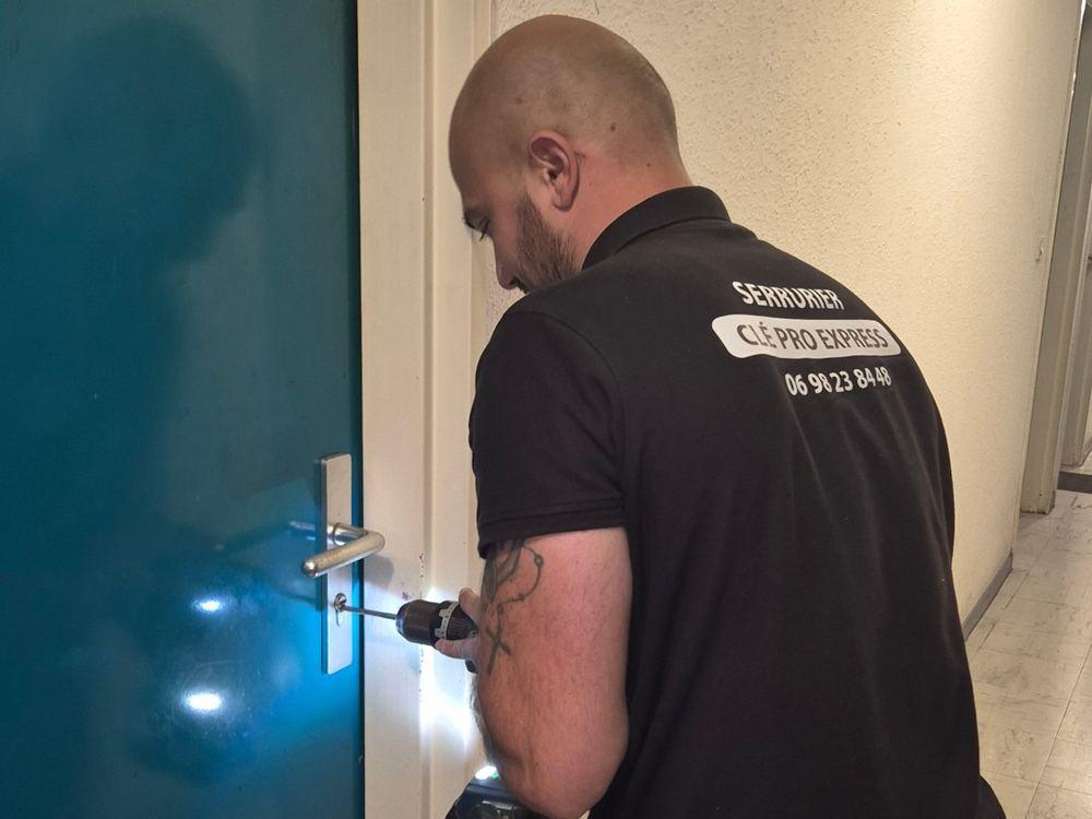 Serrurier Clé Pro Express en intervention sur la serrure d'une porte d'appartement